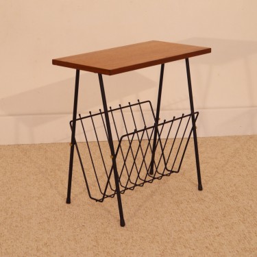 Petite table d'appoint porte revue